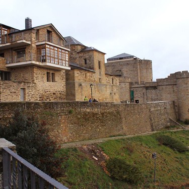 El mágico pueblo de calles de piedra, un castillo medieval, murallas y un Parque Natural con un lago glaciar 