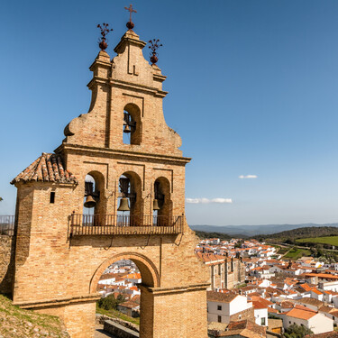 Jamón ibérico, aire puro y una sierra impresionante: la escapada a un pueblo de Huelva perfecta para Navidades 