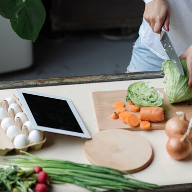 Amazon tiene a mitad de precio el gadget ideal con el que dejaremos de marear el libro de recetas o la tablet por la encimera 