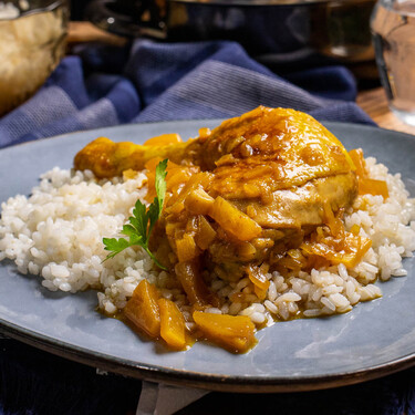 Receta de pollo con salsa de piña y soja al curry, un plato cargado de matices con el que triunfar (con vídeo incluido)