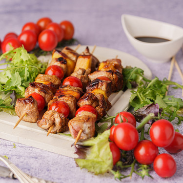 Brochetas de cerdo caramelizado con piña: receta rápida para cenar bien