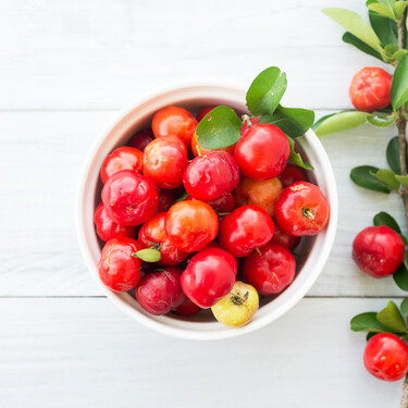 Acerola, la fruta tropical que parece una cereza y es una bomba de vitamina C: características, propiedades y beneficios