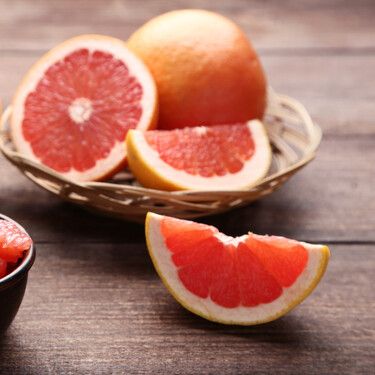 Pomelo, el primo amargo de la naranja: qué es, qué propiedades tiene y ocho recetas en las que utilizarlo 