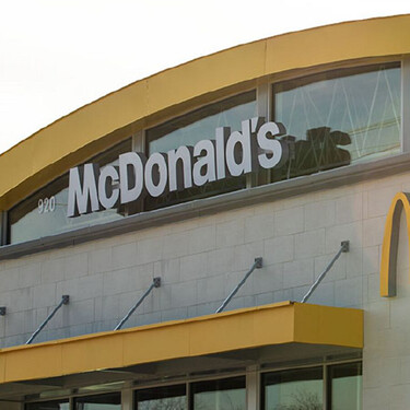 Este McDonald's quedó abandonado hace 30 años. Su menú es un viaje en el tiempo a 1994