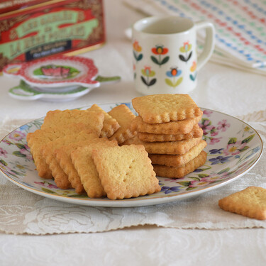 Biscotti al mais o galletas italianas de maíz y limón, sencillas y crujientes pastas para alegrar la tarde