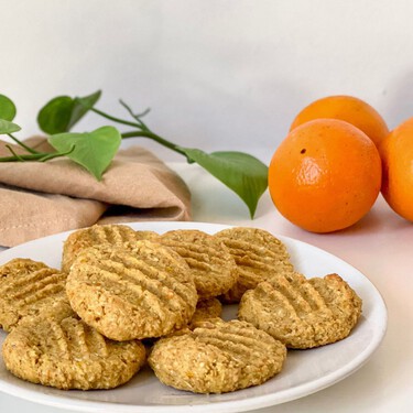 Galletas de naranja con harina de garbanzos y avena, una receta fácil para acompañar la merienda
