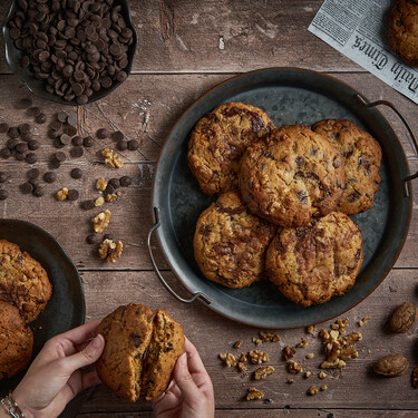 Cookies con pepitas de chocolate y nueces de Levain Bakery: receta de las mejores galletas de Nueva York