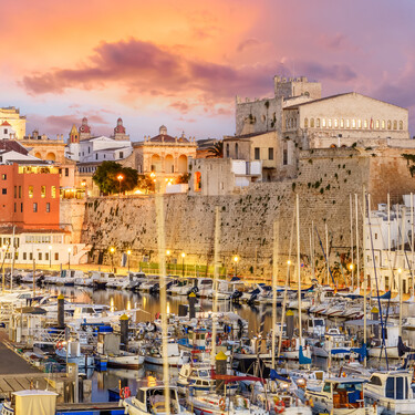 Gastroguía de Menorca: qué comer y qué restaurantes no debes perderte en una isla llena de langosta, pomada y queso de Mahón