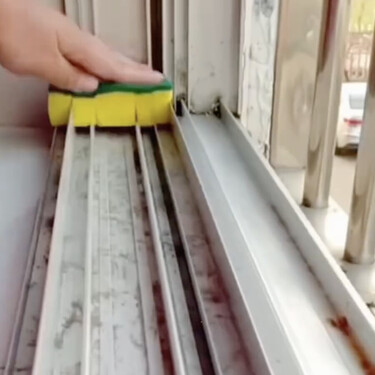 Con un rotulador y una esponja: así de fácil se limpian los rieles de una ventana 