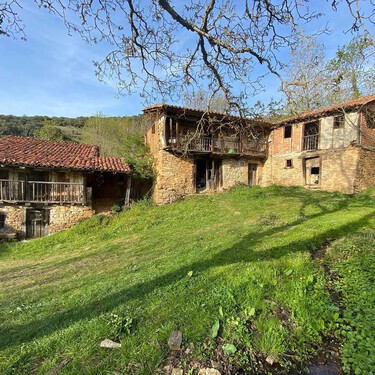 Un pueblo abandonado de Cantabria se vende al completo por 380.000 euros