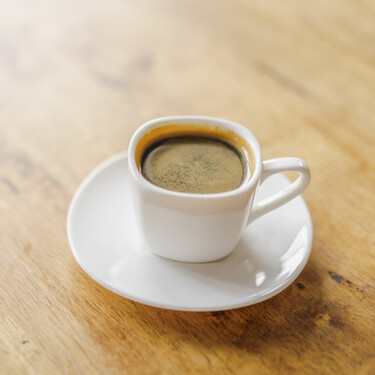Olvídate de Starbucks y prepara tu propio café como un barista con esta cafetera exprés de Cecotec rebajada en MediaMarkt 
