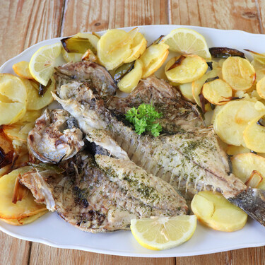 Sargo al horno con patatas y puerro, la mejor receta con este pescado emparentado con la dorada, de carne blanca y sabor intenso