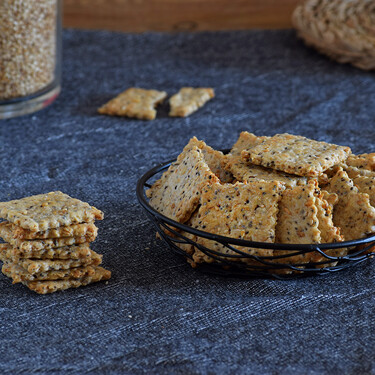 Un picoteo saludable, crujiente y nutritivo: cómo hacer crackers de avena con descartes de masa madre
