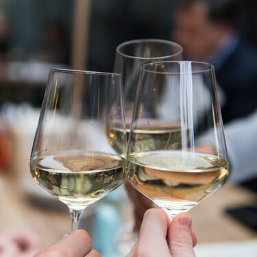 Este es el mejor vino español de 2023 según los expertos comunicadores:  un gallego blanco que cuesta menos de 13 euros 