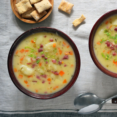 Sopa cremosa de ñoquis con verduras y jamón: receta para un plato de cuchara fácil de lo más reconfortante
