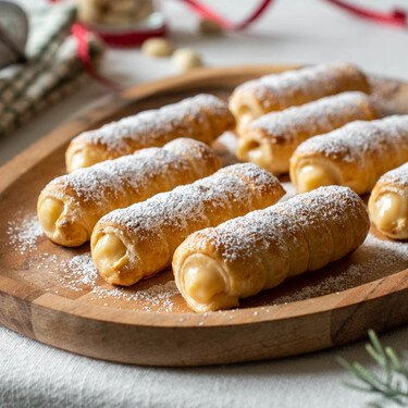Cañas de hojaldre rellenas de crema de turrón, un dulce con sabor a tradición y aires navideños para salir de lo habitual