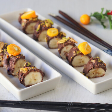 Receta de sushi de plátano y chocolate, el original postre que simula ser un maki roll