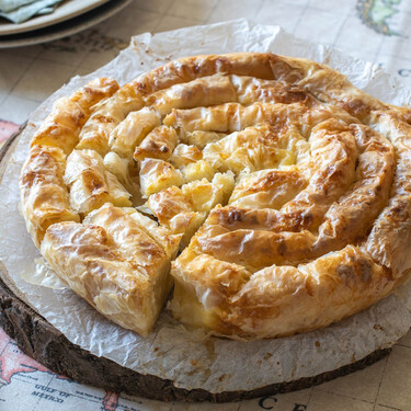 Esta crujiente tarta salada tradicional de Bulgaria tiene muy pocos ingredientes y es un pastel perfecto para compartir 