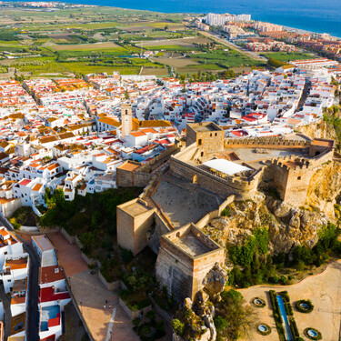 Playa, castillos y frutas tropicales: el destino más delicioso de enero está en la costa de Granada 