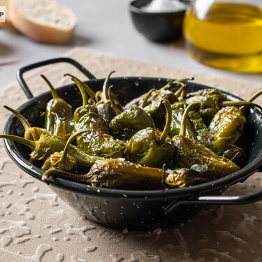 Pimientos de Padrón en freidora de aire o cómo hacer la receta del clásico aperitivo con el mínimo de grasa