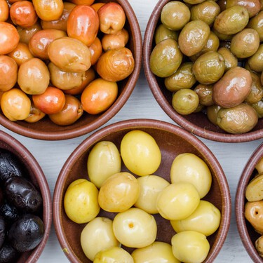 Cuándo caducan las aceitunas y cómo conservarlas una vez abierto el bote para que te duren más sin estropearse 