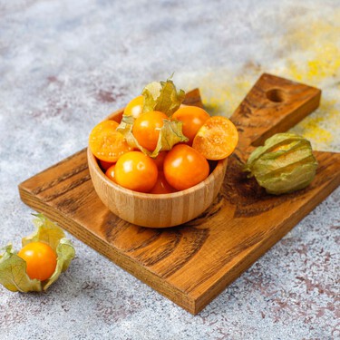 Qué es el physalis o alquequenje, la rica y saludable fruta tropical con forma de farolillo: propiedades y usos en la cocina 