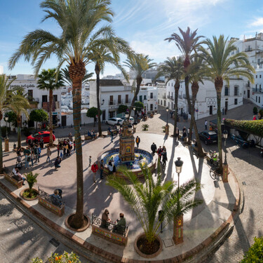 Este pueblo blanco de Cádiz es la escapada primaveral de interior perfecta (y tiene uno de los mejores asadores de España)