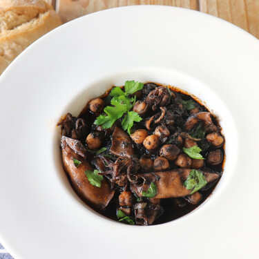 Chipirones a la cochambrosa con garbanzos: la receta gaditana con legumbres que te sorprenderá (y no solo por el nombre)