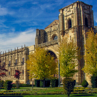 Uno de los Paradores más espectaculares de España está en León (y parece una catedral)