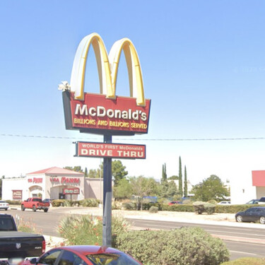 Dónde está (y por qué se creó) el primer McDonald's para coches del mundo  