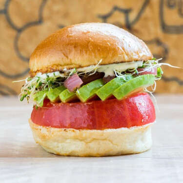 Cero carne, 100% tomate: esta es la hamburguesa vegetariana de José Andrés para honrar a la Tomatina de Buñol