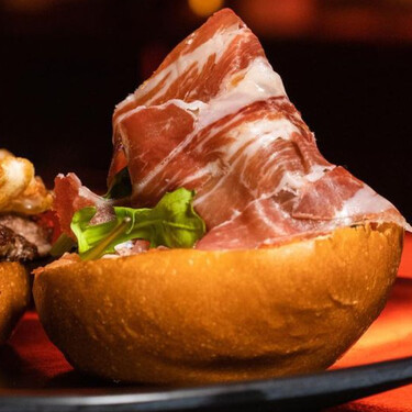 Así españolizan las hamburguesas en Nueva York: salsa brava, chorizo, piparras, jamón ibérico…