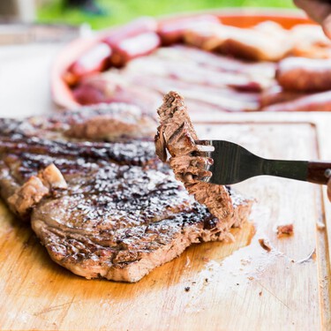 Seis formas de aprovechar un filete de carne demasiado hecho para no comerte una suela de zapato