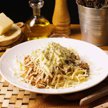 Cincinnati chili: la gochísima receta típica de Ohio que incluye queso, espaguetis, carne, galletitas saladas y hasta chocolate