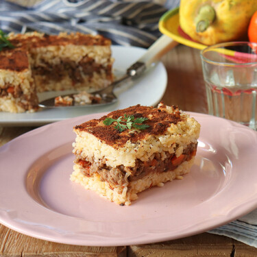 Pastel de arroz y carne picada, la receta más sencilla para disfrutar de un plato completo (ideal para llevar al trabajo en táper)