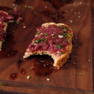 Así es el sándwich caníbal de Wisconsin, un bocata de carne picada y cebolla cruda típico de la Navidad en Milwaukee