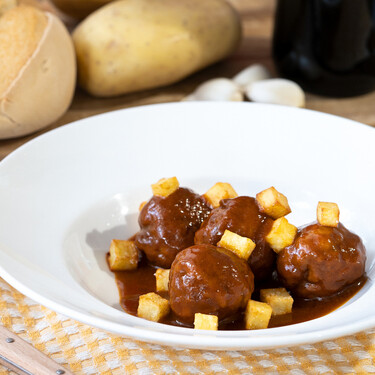 Receta de albóndigas con patatas, la versión de la abuela que a todos encanta