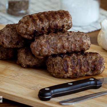 Receta de mici rumanos (mititei), la popular salchicha de carne picada a la brasa