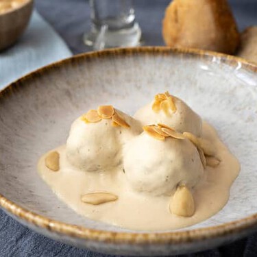 Receta tradicional de albóndigas con salsa de almendras, un clásico que pide pan