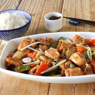 Receta de chop suey de pollo, el guiso de pollo y verduras que lleva cien años triunfando en los restaurantes chinos