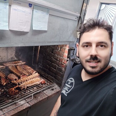 "Mil perdones tu p... madre". Indignación en un asador gallego con Cenando con Pablo por una reseña falsa