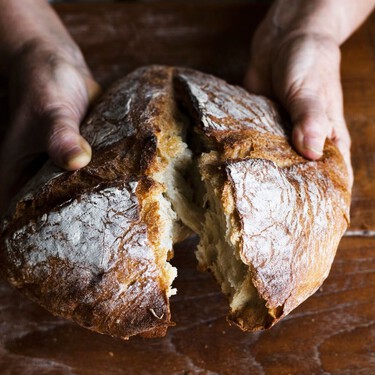 El truco para descongelar el pan en 30 segundos y que quede perfecto, crujiente y sin perder sabor 