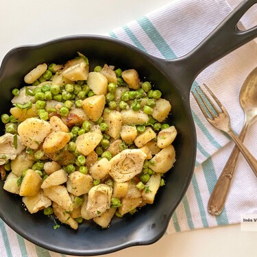 Salteado de patata, con guisantes y alcachofas: una guarnición vegetal diferente y muy fácil