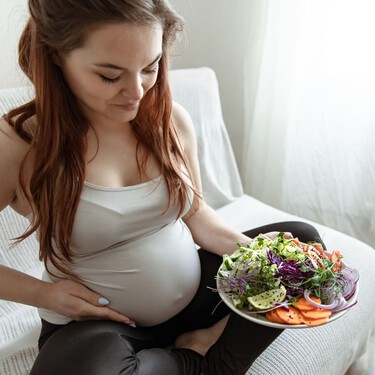 Las embarazadas veganas tienen mayor riesgo de tener preeclampsia y bebés con bajo peso, según un estudio