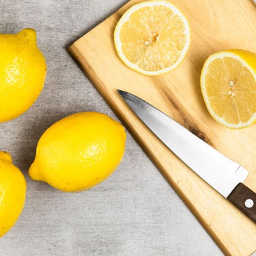 Esta es la mejor forma de exprimir un limón sin usar un exprimidor: olvida los trucos virales mágicos