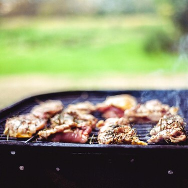 MediaMarkt rebaja la barbacoa de carbón perfecta para cenas veraniegas al fresco en la terraza o jardín 