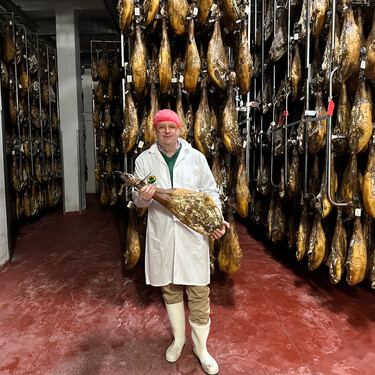 Se cansaron de malvender el cerdo ibérico a las grandes marcas y ahora son el mayor productor de Extremadura de jamón de bellota 100% ibérico