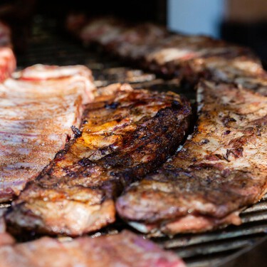 Se vienen cenas y comidas al aire libre con esta barbacoa de carbón que Leroy Merlín ha rebajado a poco más de 85 euros 