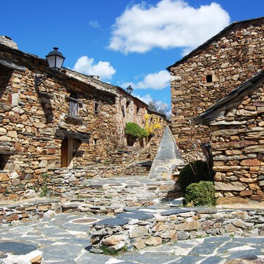 El precioso pueblo negro abandonado de Guadalajara que ha renacido con inesperados nuevos habitantes 