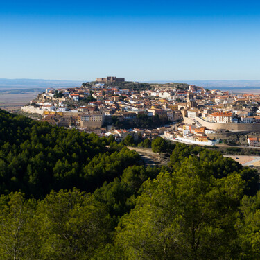 Castillo, cuevas, iglesias… El sorprendente pueblo de Albacete en plena A-31 que bien merece una escapada